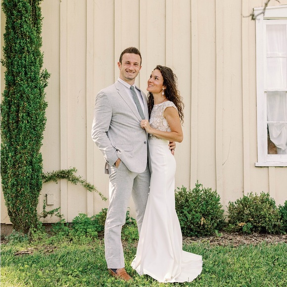 High waisted in crepe floral tulle. Slit front and large buttons on skirt. - Picture 4 of 4